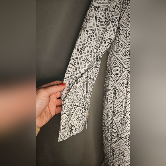 DRESS FORUM Piper Button down shirt dreas. White/black printed. Size medium NWT - Picture 9 of 15